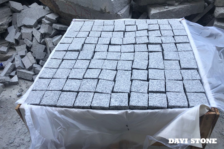Cubes Light Grey Granite G603-ZP Top flamed edges natural split bottom sawn 10x10x5cm